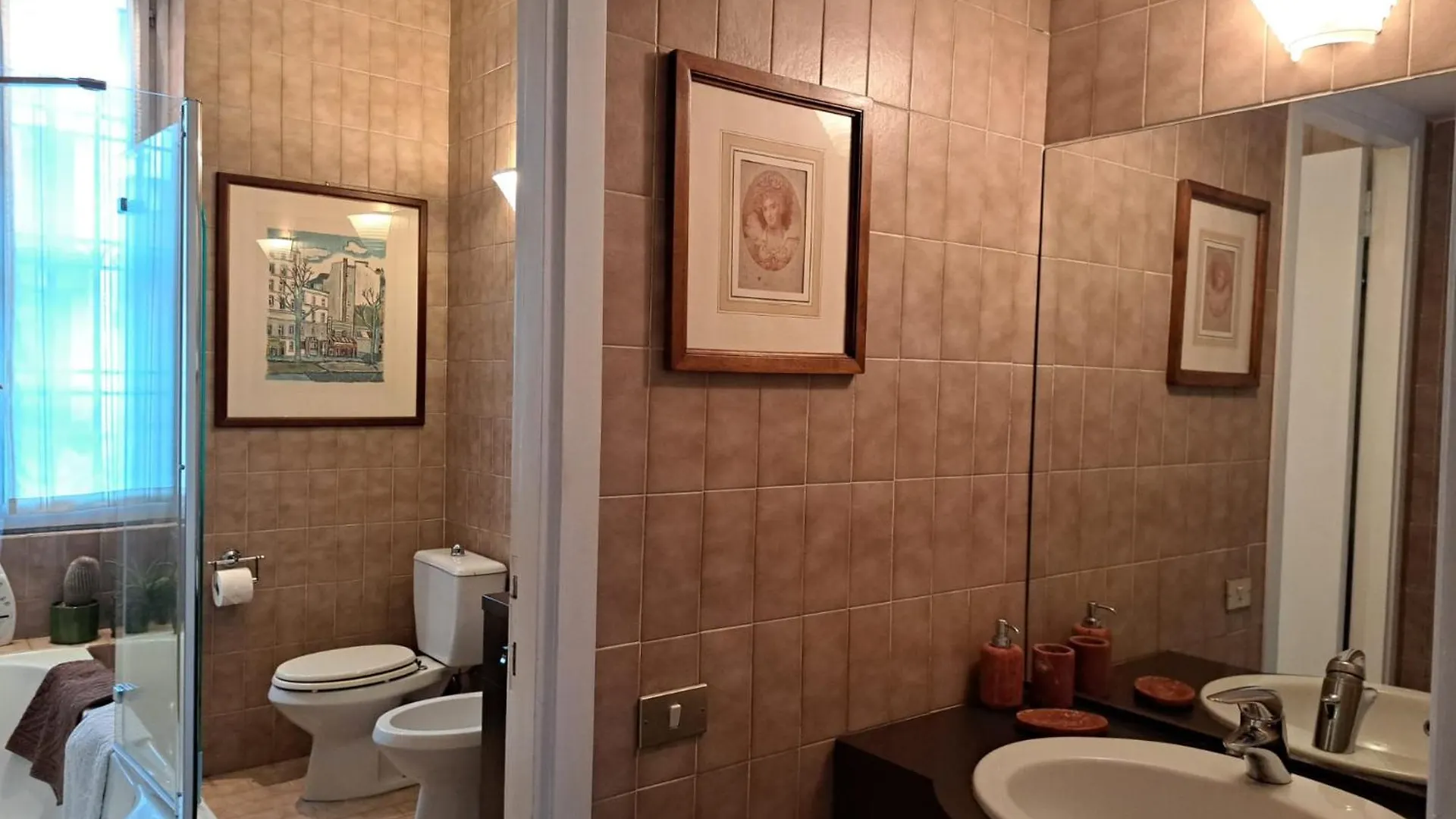Casa Mari - Free Secure Parking, Breakfast, Private Bathroom, Wifi, Garden, Aircon, 3 Min Walk To Metro And Train Station Milano Bed & Breakfast